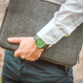 Styl, kterého si všimnete. Detaily, které rozhodují. MonPrunier PREMIÈRE Royal Green – výrazný zelený ciferník a elegantní...