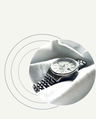 Některé momenty si zaslouží víc než jen pohled na čas. Hodinky, které ladí s tvým rytmem ať jsi na cestách, v klidu domova...