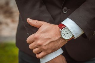 Detail, který tvoří dojem. Precizní stříbrný ciferník, výrazný řemínek a jemnost, která se hodí jak k business jednání,...