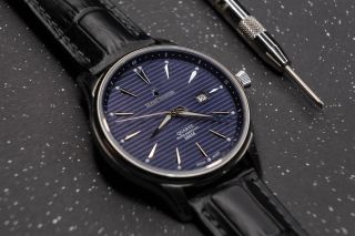 MonPrunier Première – Deep Blue Objevte špičkový klenot mezi hodinkami. Moderní unisex model z nerezové oceli, který...